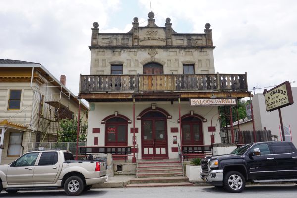 [Picture of La Grange Saloon]